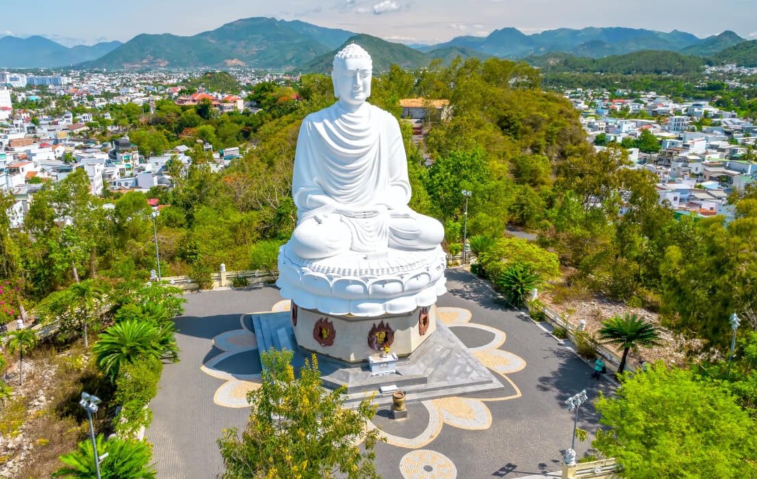 Tượng Phật trắng uy nghiêm tại chùa Long Sơn